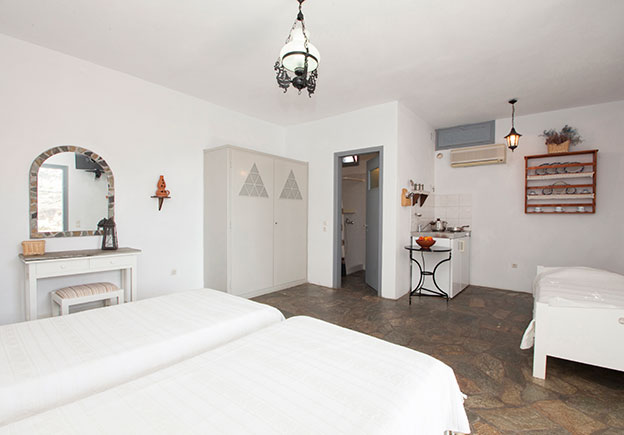 Τρίκλινο στούντιο στα Ostria studios στη Σίφνο