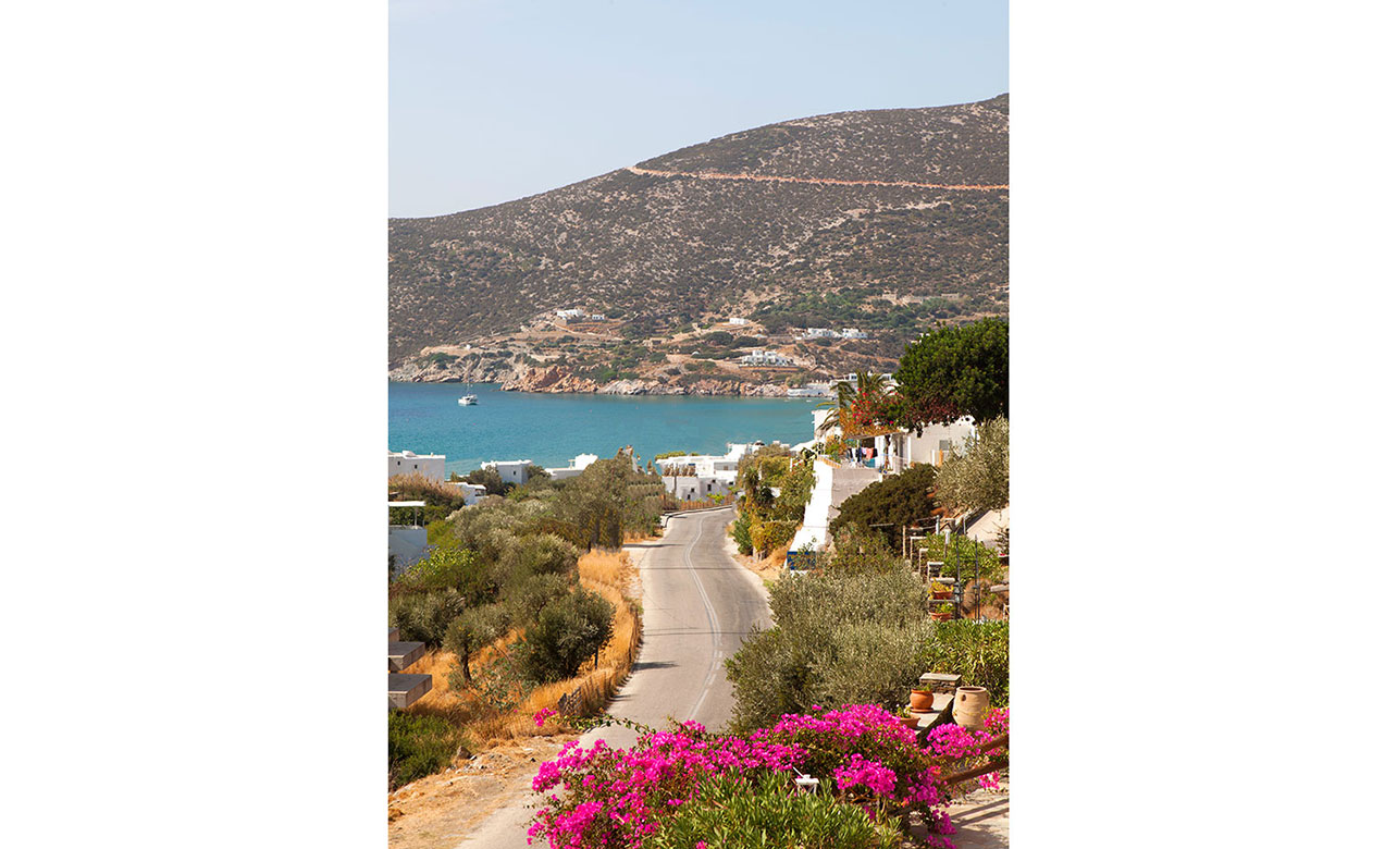 Δρόμος προς τον Πλατύ Γιαλό και θέα στον κόλπο από τα Ostria Studios στη Σίφνο
