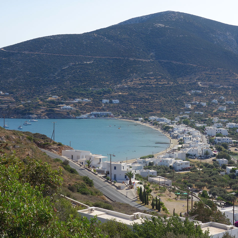 Πανοραμική άποψη του Πλατύ Γιαλού στη Σίφνο